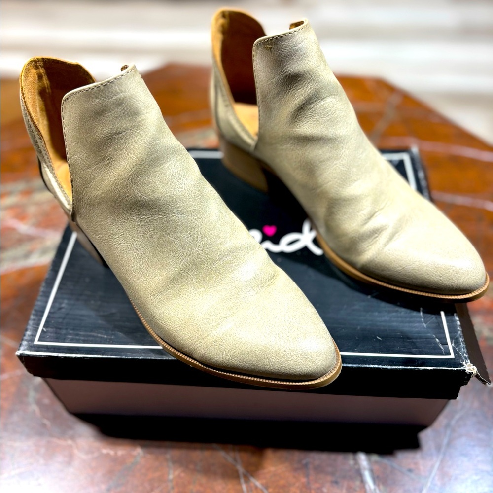 Qupid Rager 06X women’s ankle booties size 8.5 Taupe Tan used with box